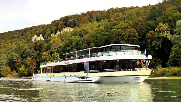 Schiff Renate vor der Jungfrau im Donaudurchbruch