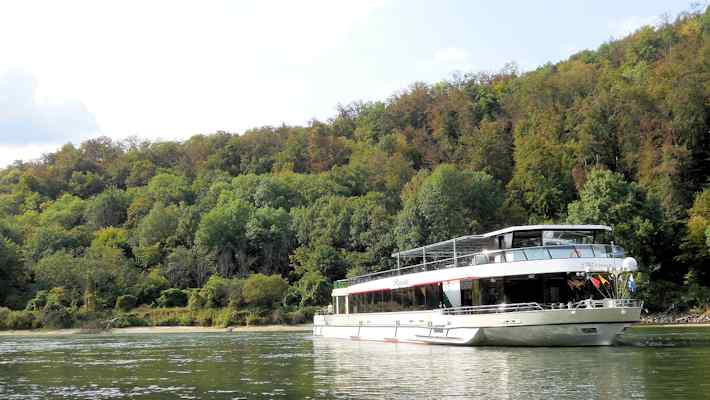 Schiff Renate beim Donaudurchbruch in Kelheim